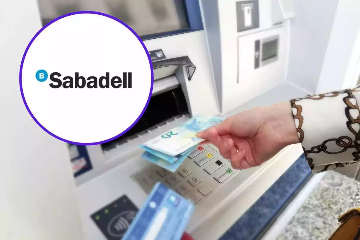 Persona amb bitllets a la mà en un caixer automàtic i logo de Banc Sabadell