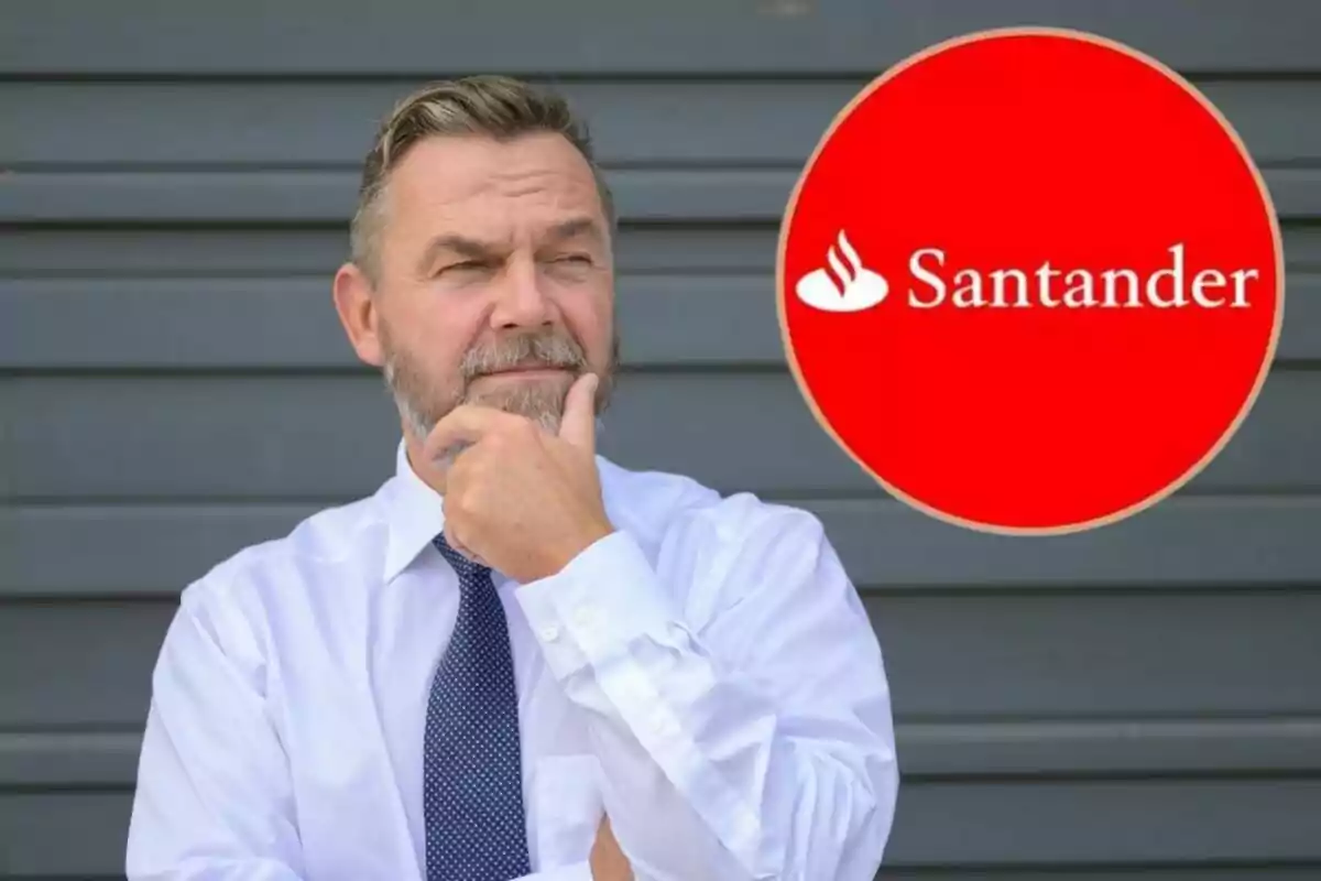 Home pensatiu amb camisa blanca i corbata blava davant d'un logotip de Santander.