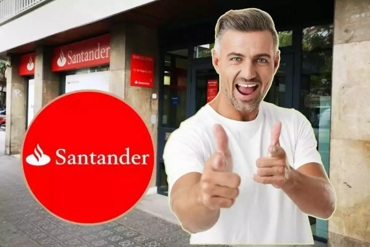 Un home somrient amb samarreta blanca fa un gest d'aprovació amb les dues mans davant d'una sucursal del banc Santander.