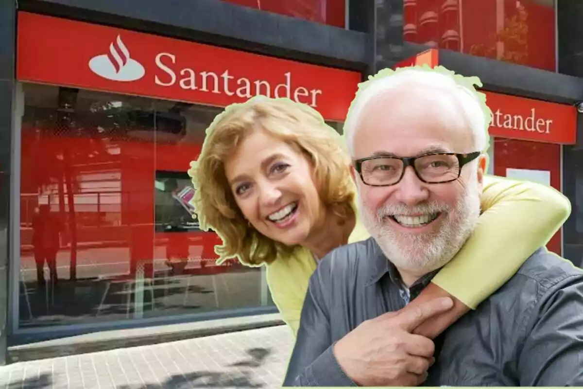 Parella de gent gran somrient davant d'una sucursal del banc Santander.