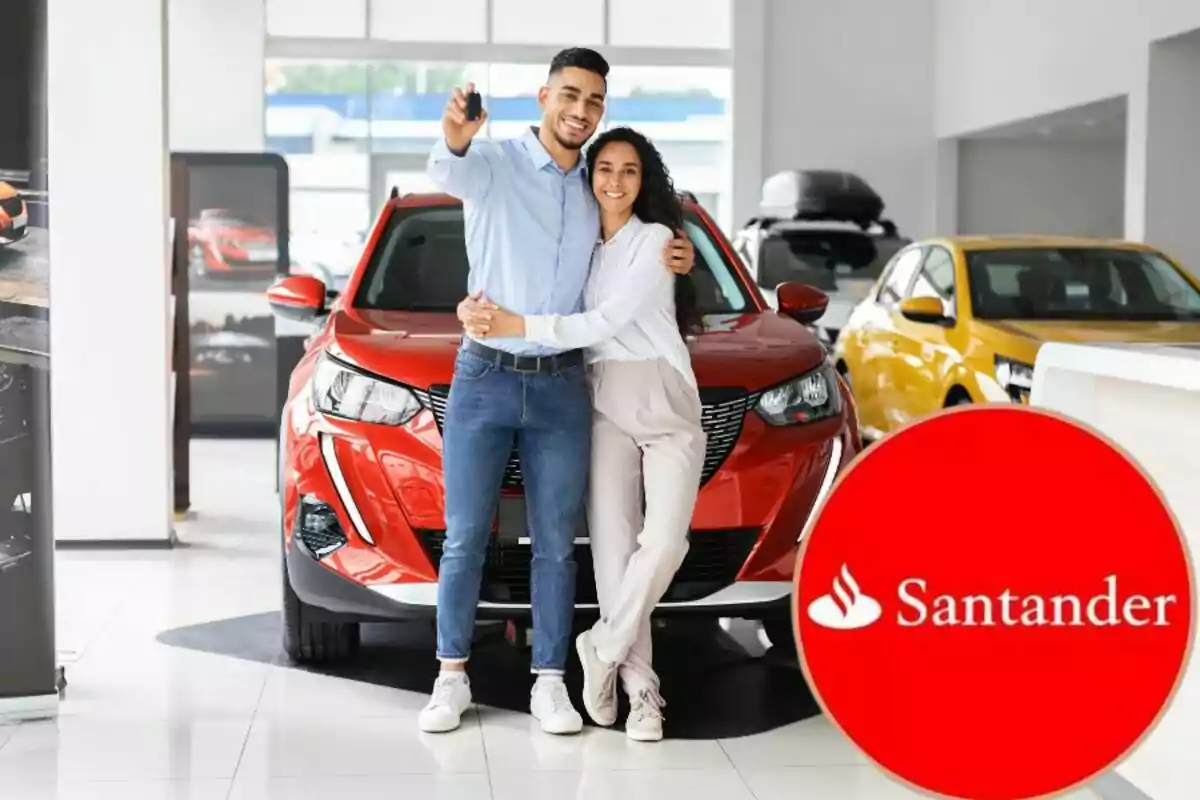 Una parella somrient sosté les claus d'una interlocutòria nova en un concessionari, amb un logotip de Santander en primer pla. Una parella somrient sosté les claus d'una interlocutòria nova en un concessionari, amb un logotip de Santander en primer pla.