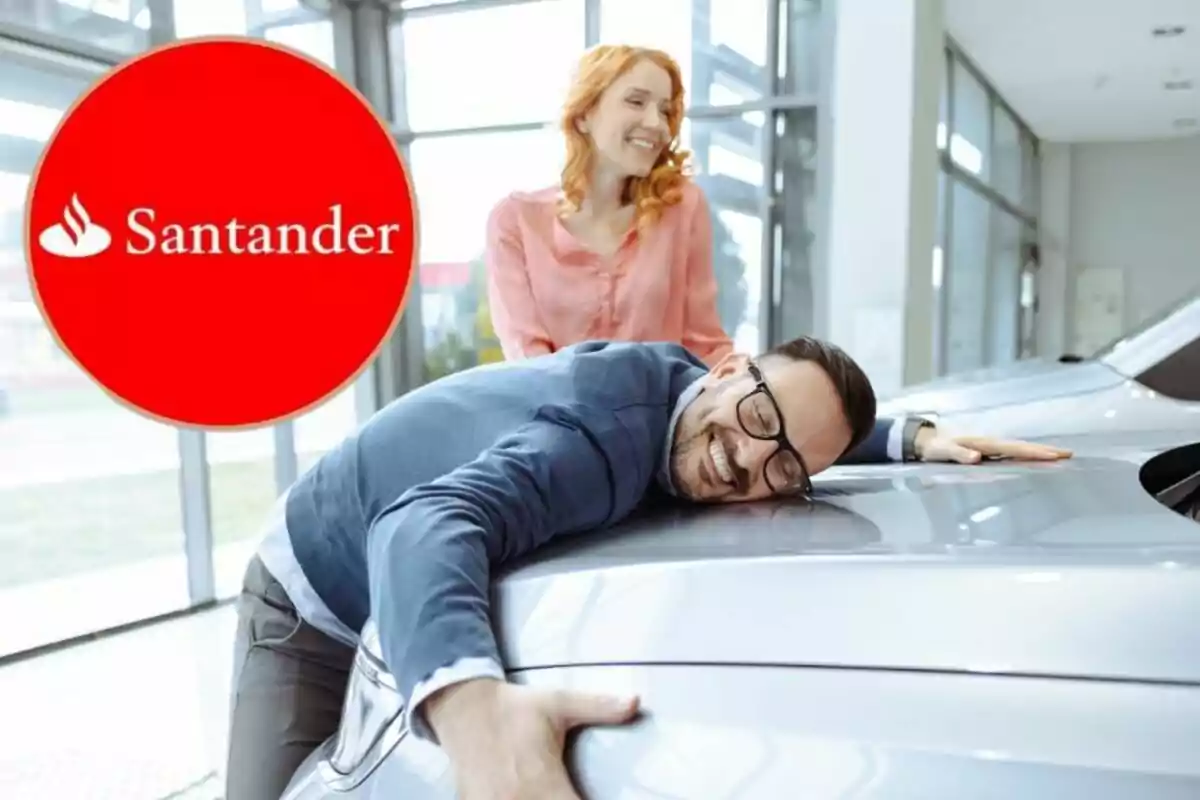 Una parella somrient en una concessionària de cotxes, amb el logotip de Santander a la cantonada esquerra. Una parella somrient en una concessionària de cotxes, amb el logotip de Santander a la cantonada esquerra.