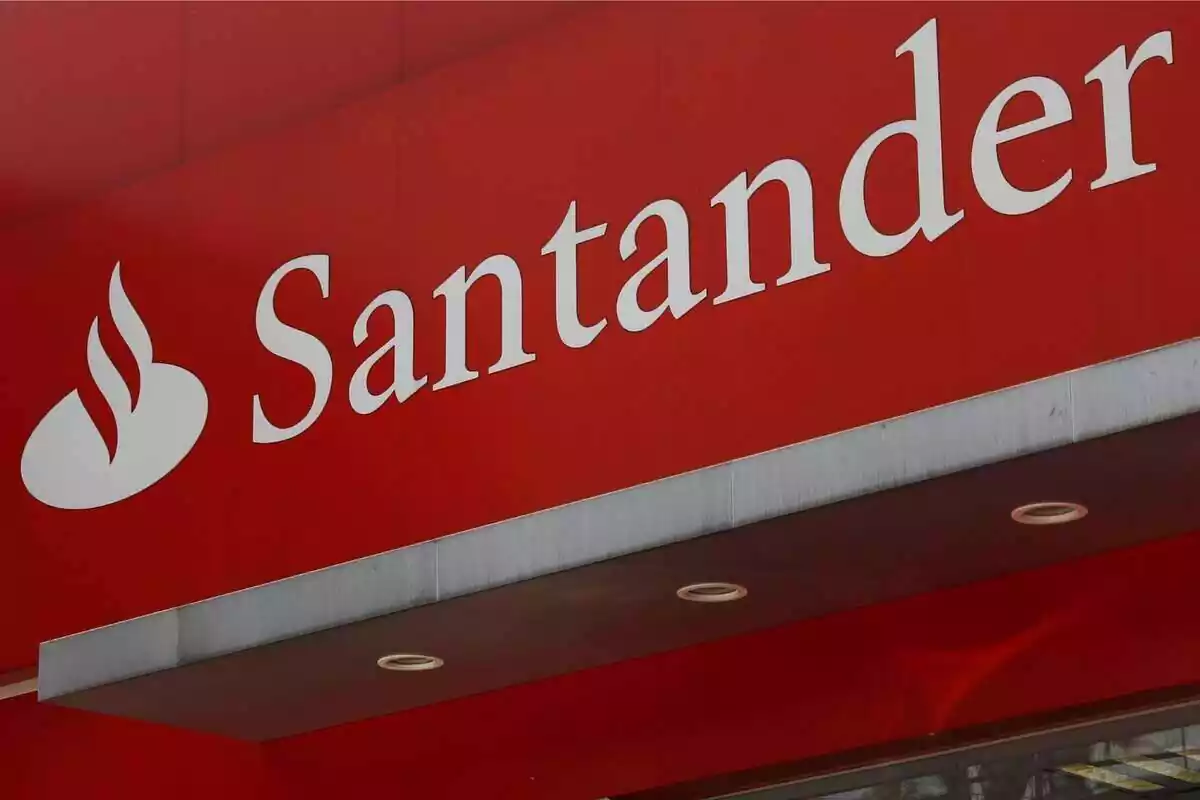 Primer pla del logo exterior de Banc Santander