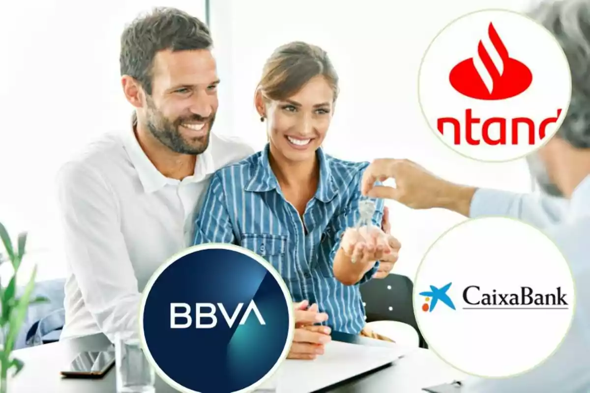 Parella rebent claus de casa amb logotips de BBVA, Santander i CaixaBank.