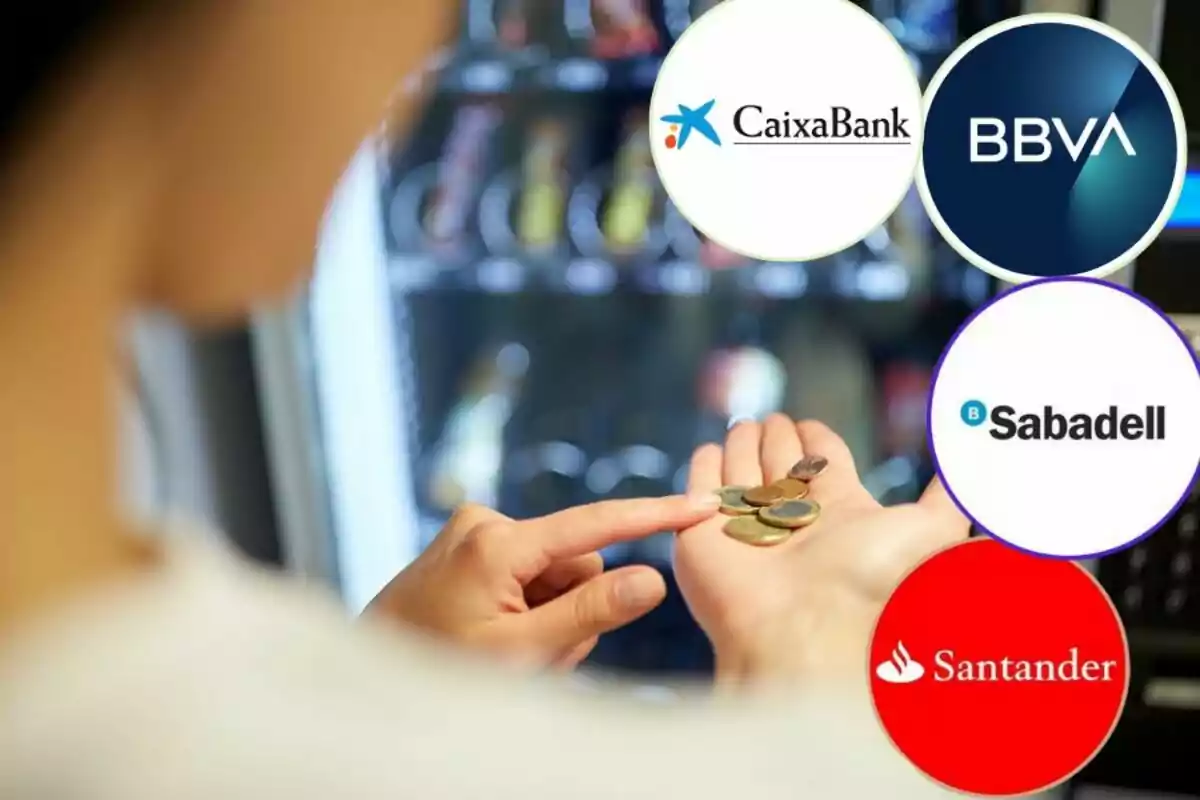 Una persona sosté monedes a la mà davant d'una màquina expenedora amb logotips de bancs com CaixaBank, BBVA, Sabadell i Santander superposats.