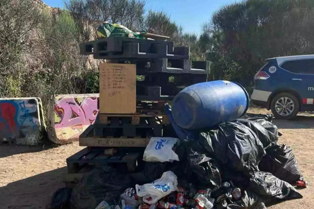 Imatge de les escombraries trobades a la rave il·legal de Llagostera
