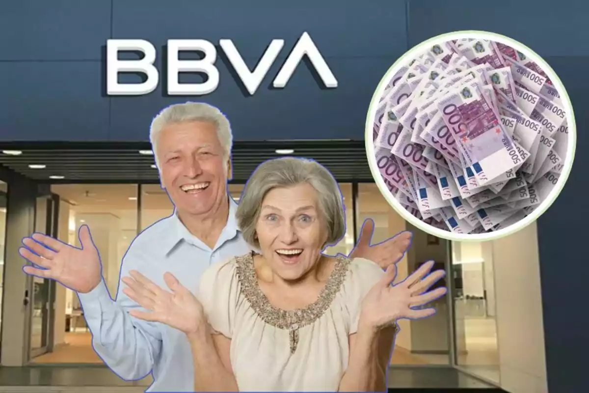 Una parella de persones grans somriu davant d'una sucursal de BBVA, amb una imatge de bitllets de 500 euros a la cantonada superior dreta.