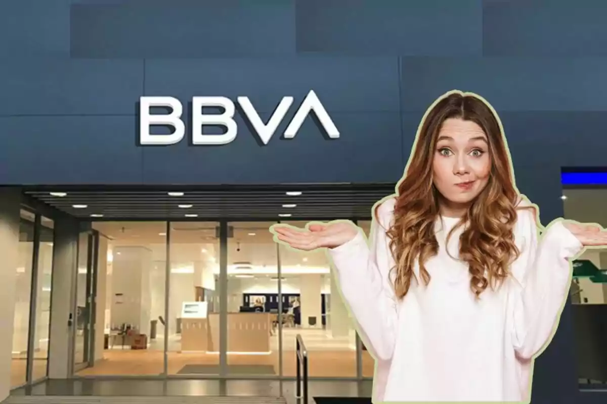 Una dona amb expressió de confusió davant d'una sucursal del banc BBVA.