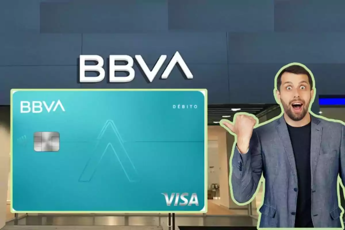 Home sorprès assenyalant una targeta de dèbit BBVA davant d'una sucursal del banc.