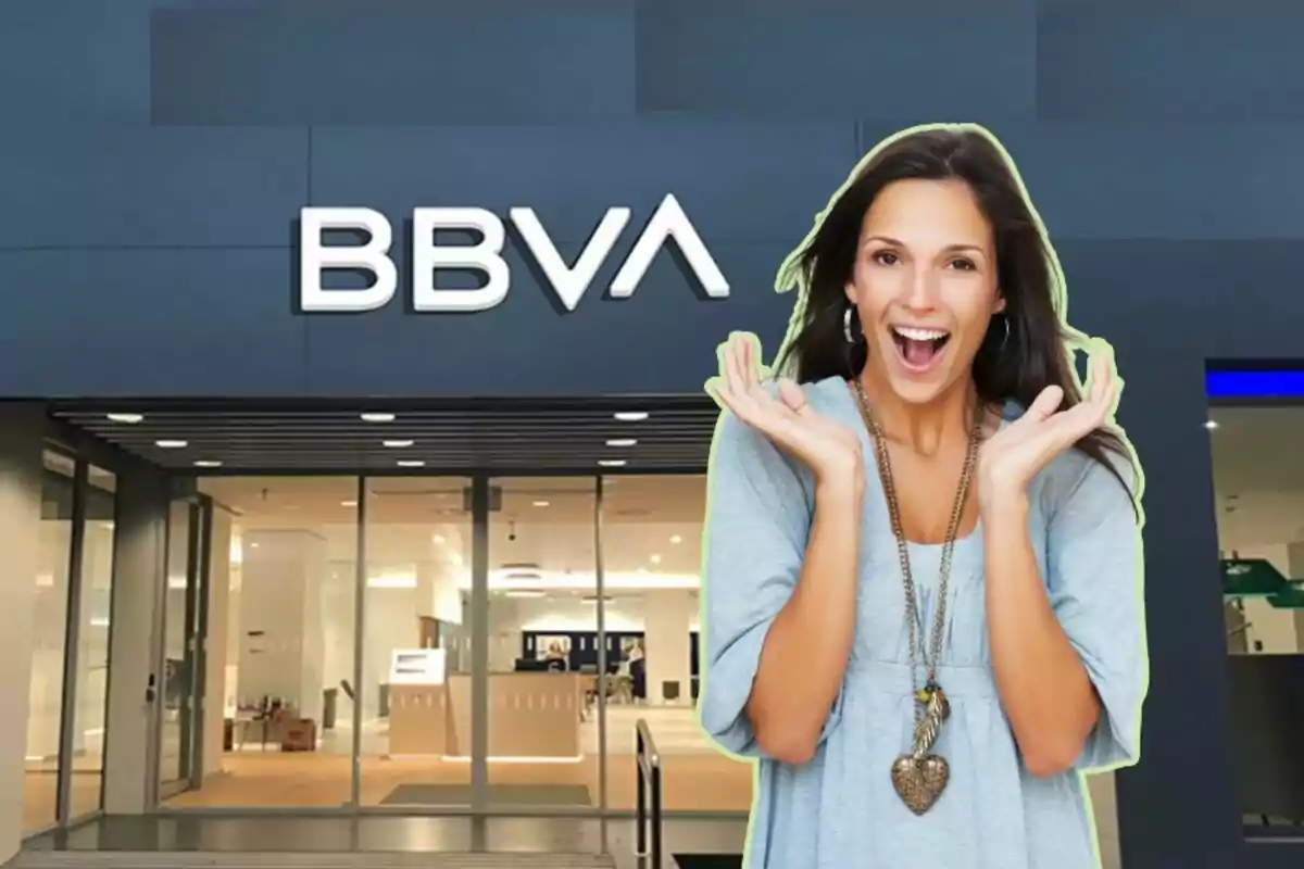 Dona somrient davant d'una sucursal del banc BBVA.