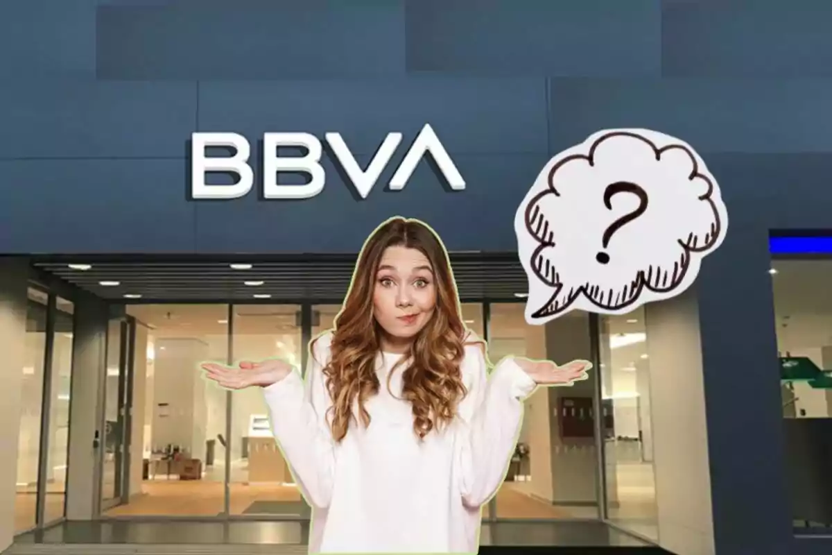 Una dona amb expressió de dubte i un globus de pensament amb un signe d'interrogació davant d'una sucursal de BBVA.