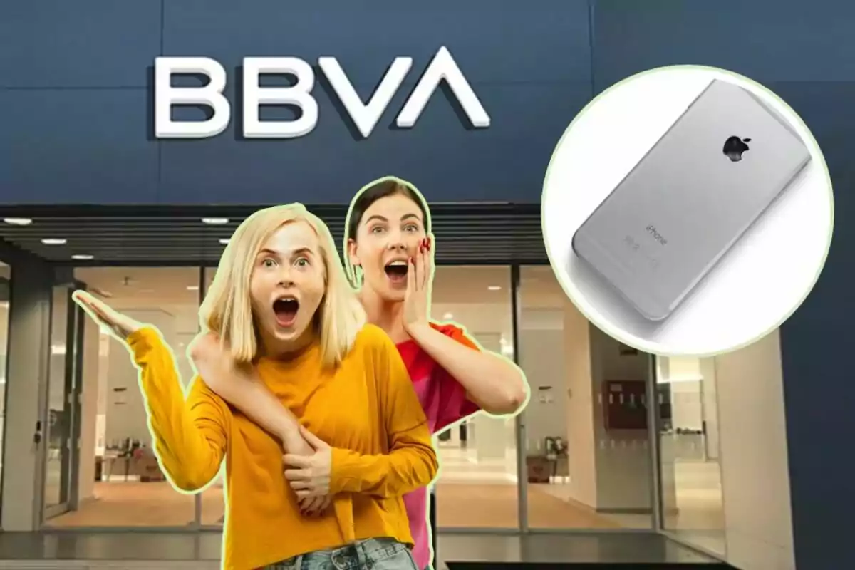 Dues dones sorpreses davant d'una sucursal de BBVA amb la imatge d'un iPhone a la cantonada superior dreta.