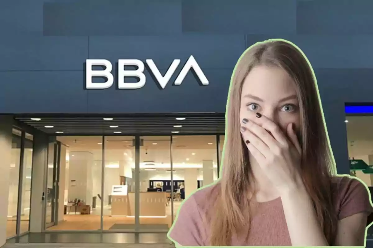 Una dona sorpresa davant una sucursal del banc BBVA.