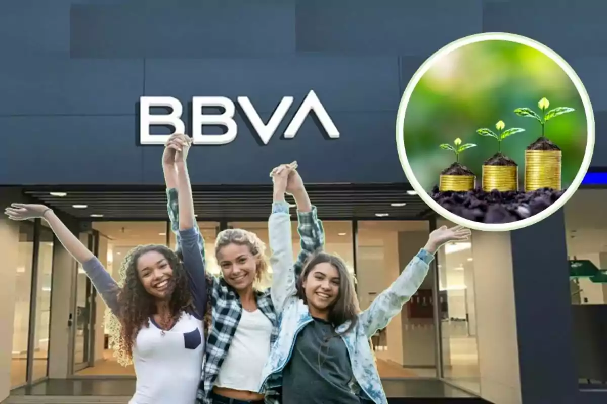 Tres persones felices aixecant els braços davant d'un edifici de BBVA amb un gràfic de creixement de plantes sobre monedes.