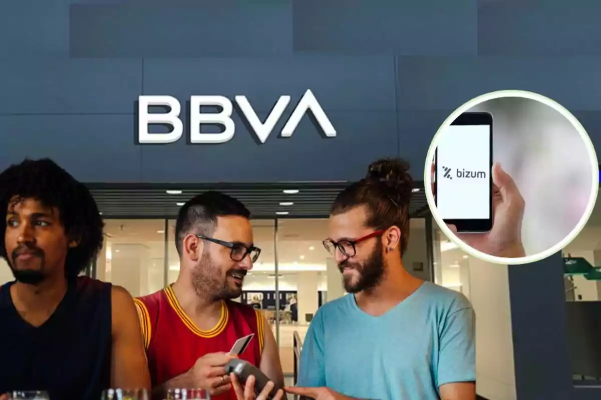 Tres homes conversen davant d'una sucursal de BBVA, mentre un sosté un dispositiu de pagament; a la part superior dreta, es mostra un telèfon mòbil amb l'aplicació Bizum.