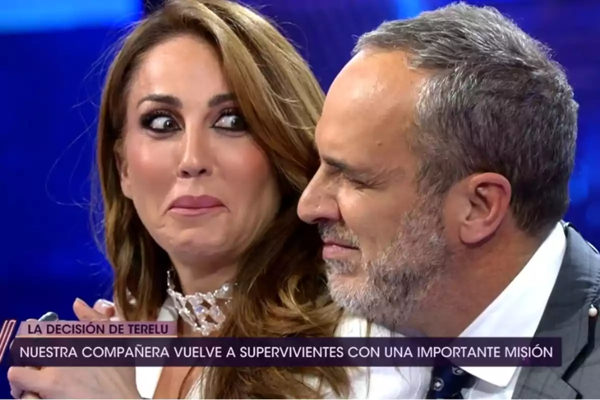 Beatriz Archidona, amb cara de sorpresa, al costat de Santi Acosta, tancant un ull, a '¡De Viernes!' Beatriz Archidona, amb cara de sorpresa, al costat de Santi Acosta, tancant un ull, a '¡De Viernes!'