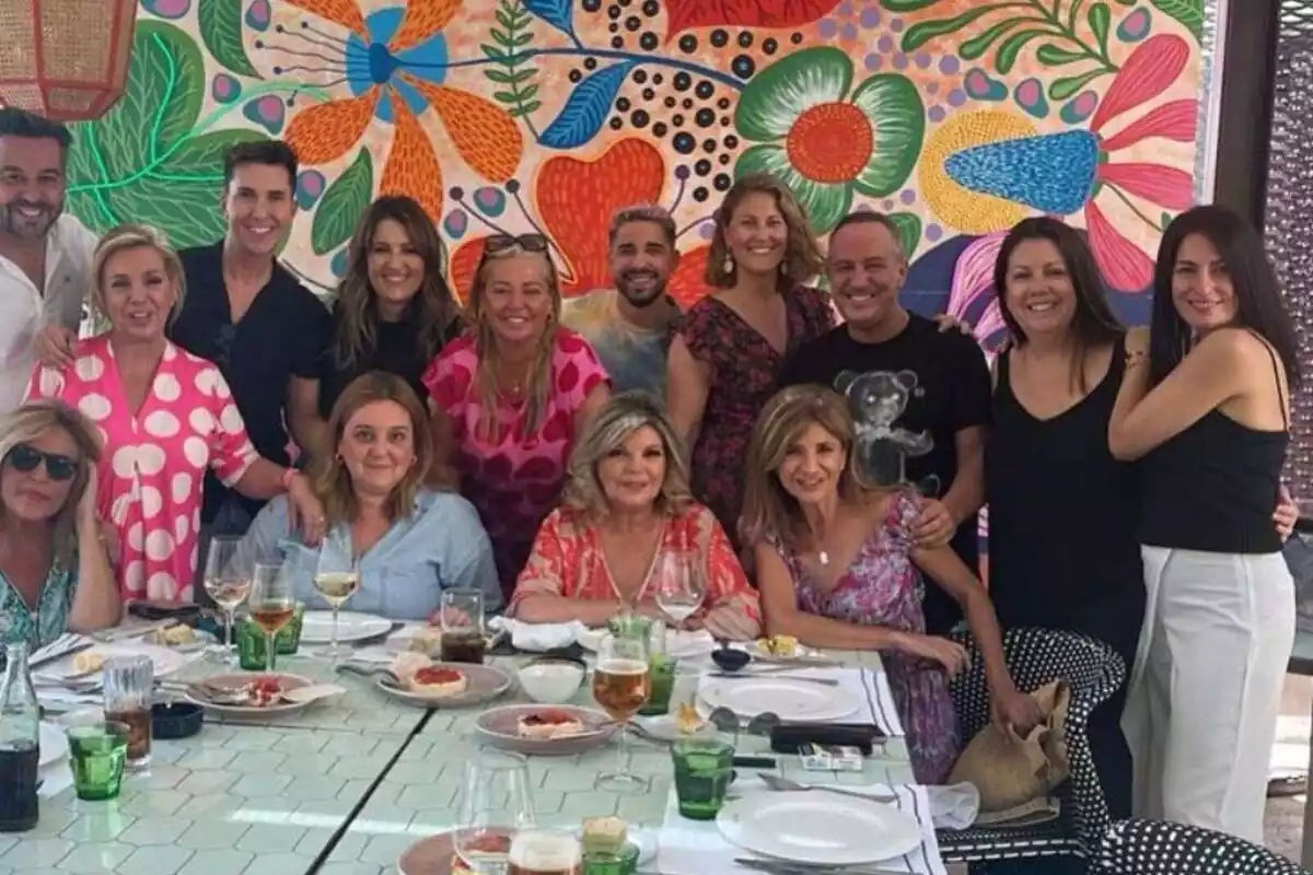 Post de Belén Esteban a Instagram amb l'equip de 'Sálvame' a un restaurant el 4 de juliol de 2023