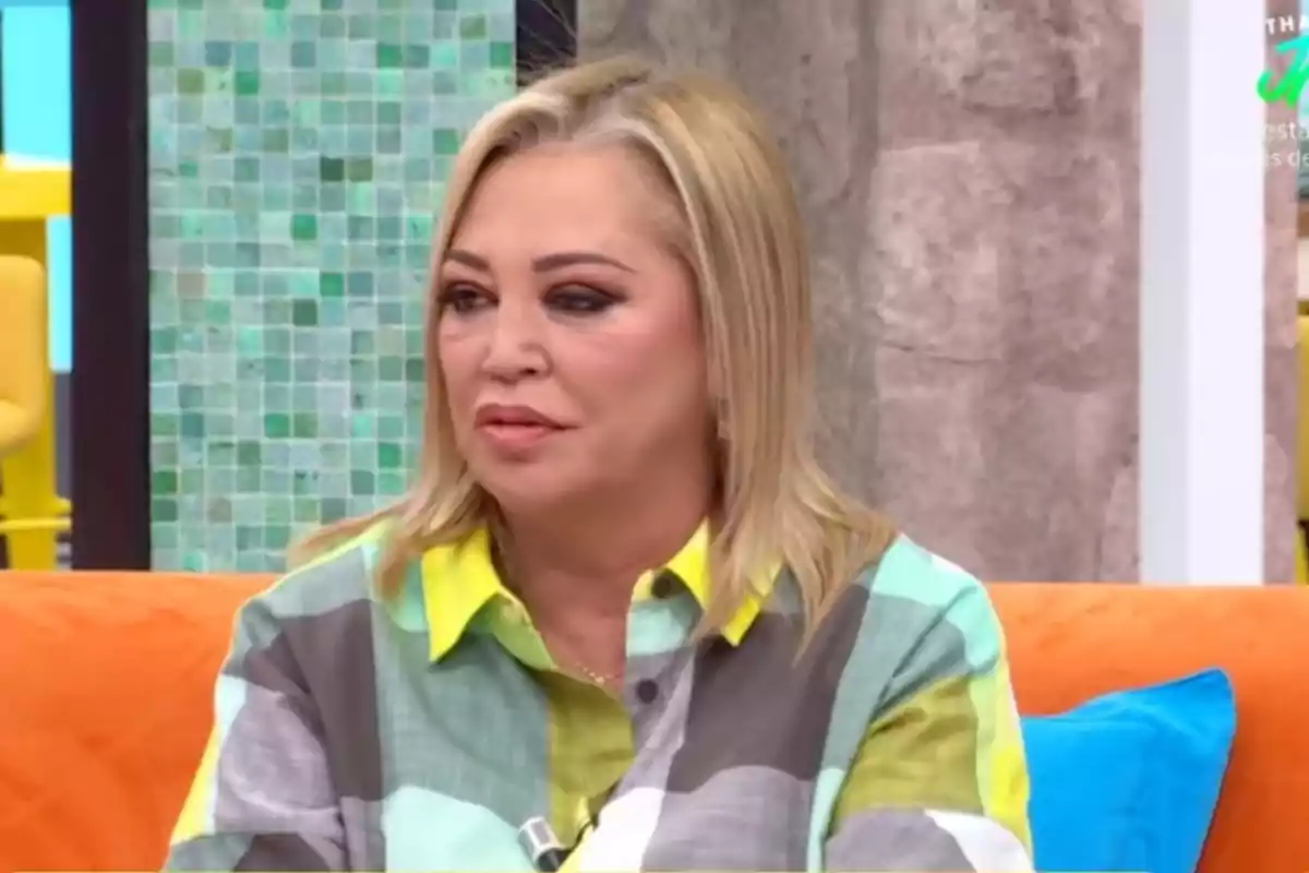Belén Esteban, amb camisa de colors, asseguda en un sofà taronja al programa 'La família de la tele' Belén Esteban, amb camisa de colors, asseguda en un sofà taronja al programa 'La família de la tele'