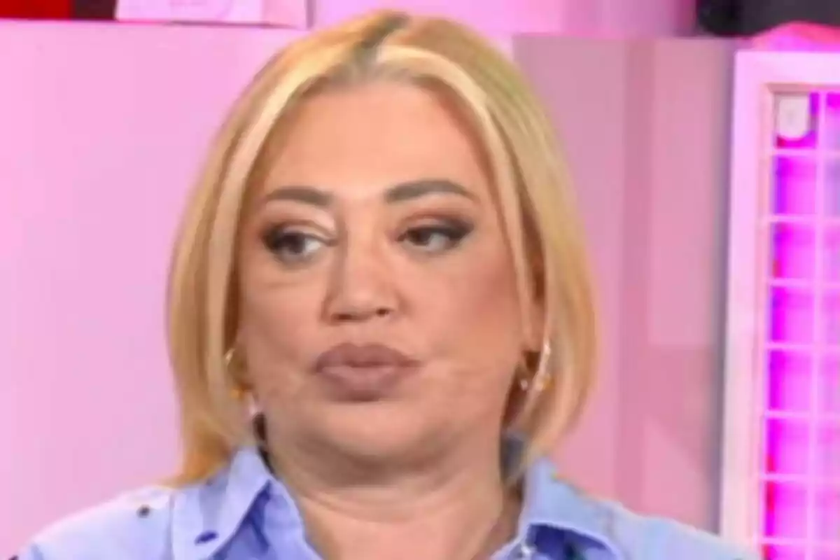 Belén Esteban amb cabell ros i expressió seriosa en un entorn il·luminat a 'Ni que fuéramos shhh'. Belén Esteban amb cabell ros i expressió seriosa en un entorn il·luminat a 'Ni que fuéramos shhh'.