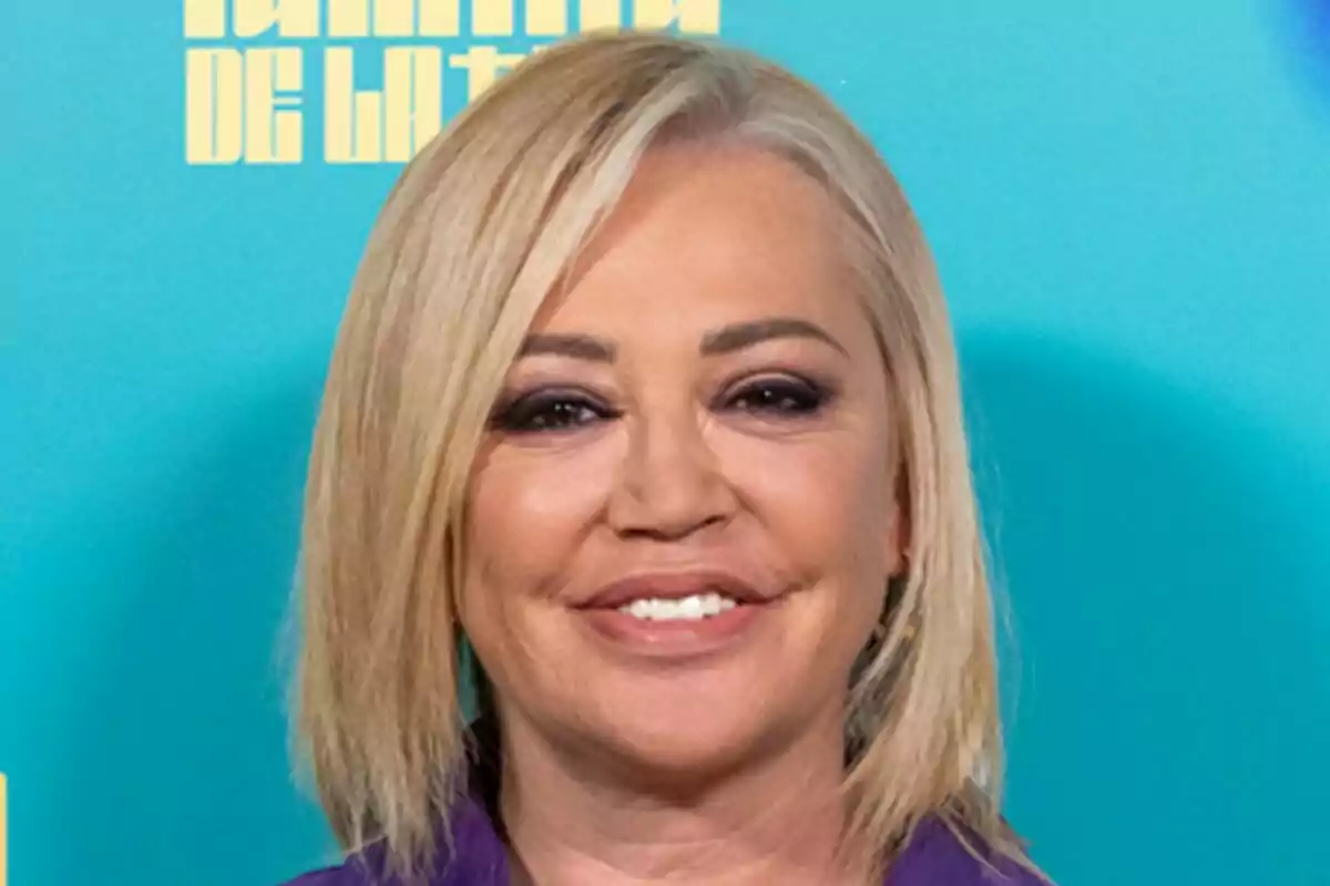 Belén Esteban amb cabell ros i somriure davant d'un fons blau en la presentació de La Família de la Tele. Belén Esteban amb cabell ros i somriure davant d'un fons blau en la presentació de La Família de la Tele.
