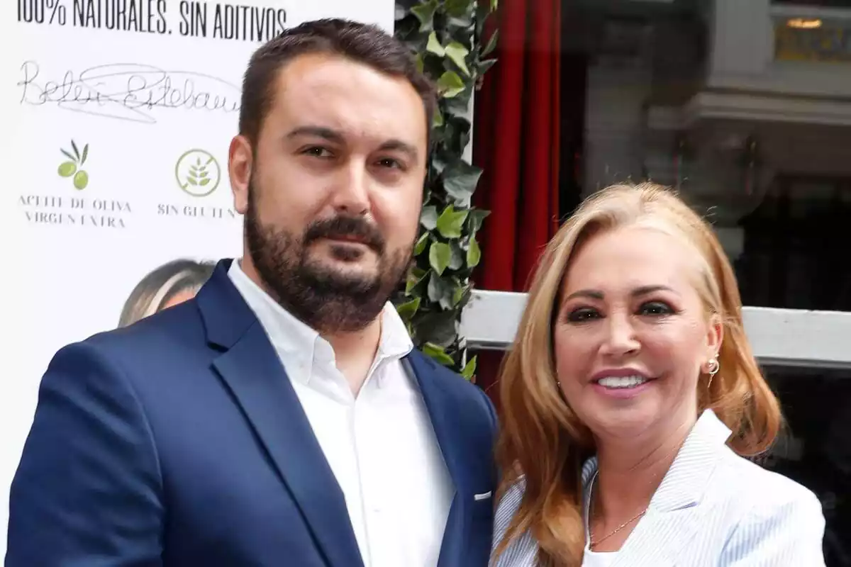 Belén Esteban i Miguel Marcos posant somrients en una presentació de 'Sabores de la Esteban'