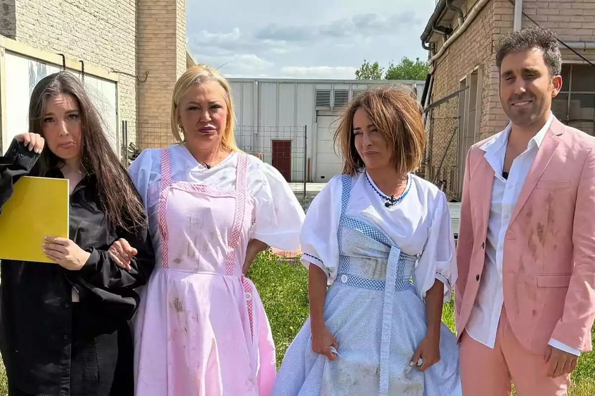 Inés Hernand, Belén Esteban, María Patiño i Aitor Albizua posen a l'aire lliure, dues d'elles amb vestits tradicionals i dues més amb roba moderna, tots amb taques de brutícia a la promo de La Família de la Tele. Inés Hernand, Belén Esteban, María Patiño i Aitor Albizua posen a l'aire lliure, dues d'elles amb vestits tradicionals i dues més amb roba moderna, tots amb taques de brutícia a la promo de La Família de la Tele.