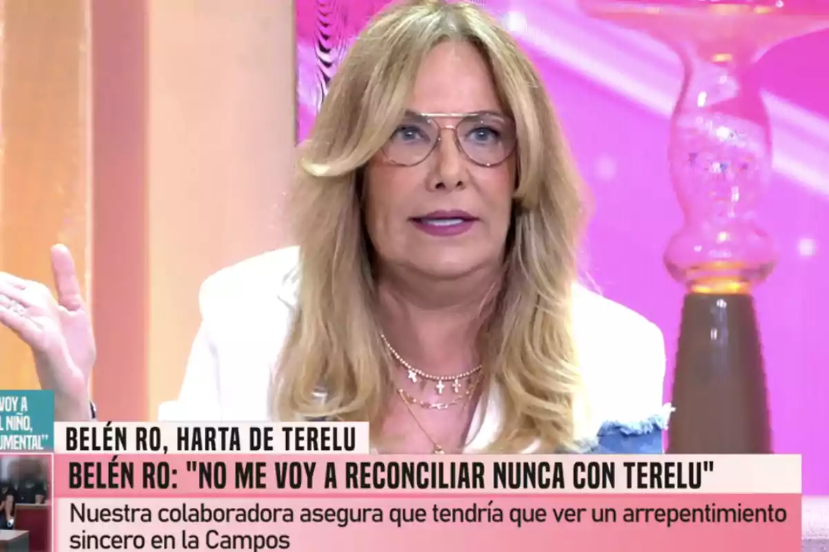 Belén Rodríguez parlant en un programa de televisió amb fons rosa i rètols sobre una discussió amb la Terelu Belén Rodríguez parlant en un programa de televisió amb fons rosa i rètols sobre una discussió amb la Terelu