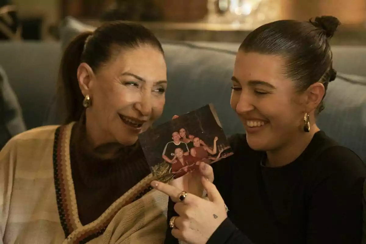 Alba Díaz i Victoria Martín somriuen mentre miren una foto antiga que sostenen a les seves mans en el docureality de 'Les Berrocal'. Alba Díaz i Victoria Martín somriuen mentre miren una foto antiga que sostenen a les seves mans en el docureality de 'Les Berrocal'.