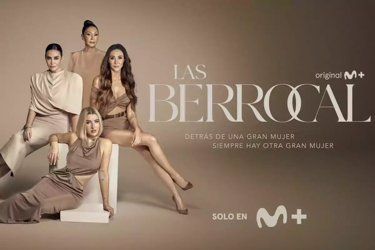 Vicky Martín Berrocal, la seva germana Rocío, la seva filla Alba i la seva mare Victoria posen elegantment en un fons beix, amb el text Vicky Martín Berrocal, la seva germana Rocío, la seva filla Alba i la seva mare Victoria posen elegantment en un fons beix, amb el text