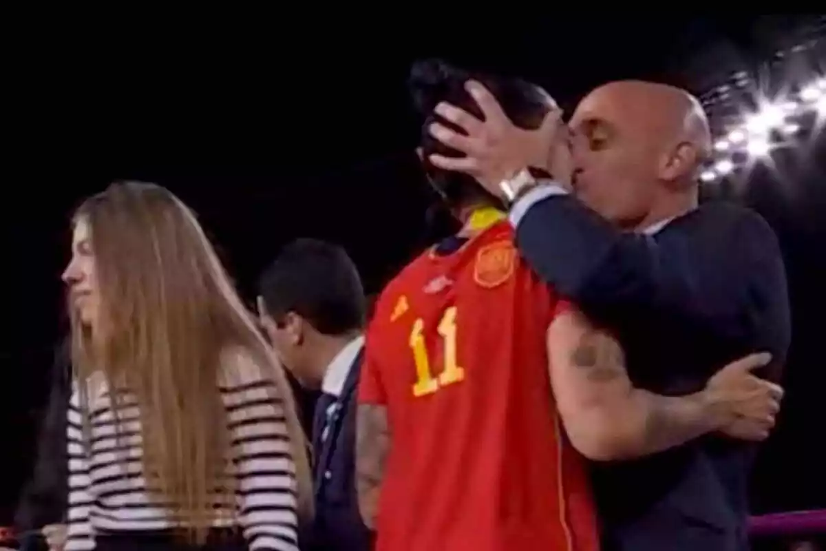 Imatge del petó entre Luis Rubiales i Jenni Hermoso a la Final del Mundial de Futbol Femení