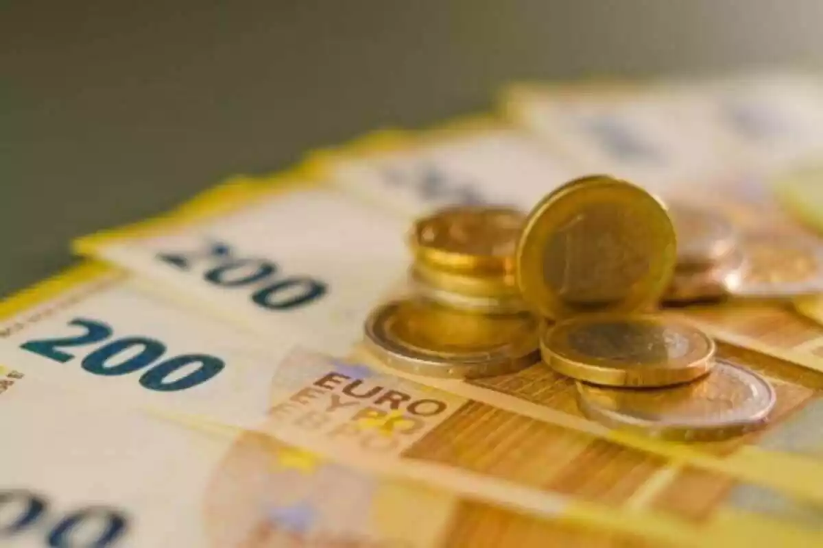 Molts bitllets de 200 euros sota monedes d'un euro i dos euros