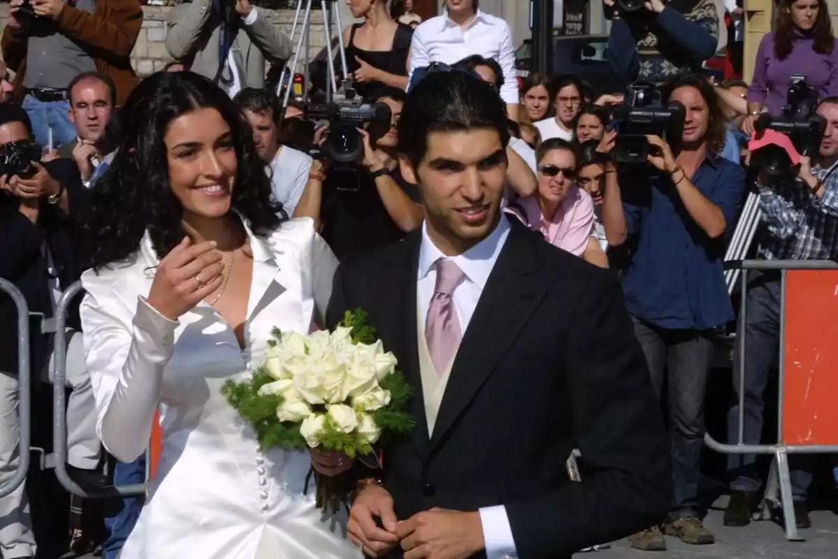 Fotografia de Cayetano Rivera i Blanca Romero el dia del seu casament vestits de Novios al carrer envoltats de gent i premsa, feliços per l'enllaç Fotografia de Cayetano Rivera i Blanca Romero el dia del seu casament vestits de Novios al carrer envoltats de gent i premsa, feliços per l'enllaç