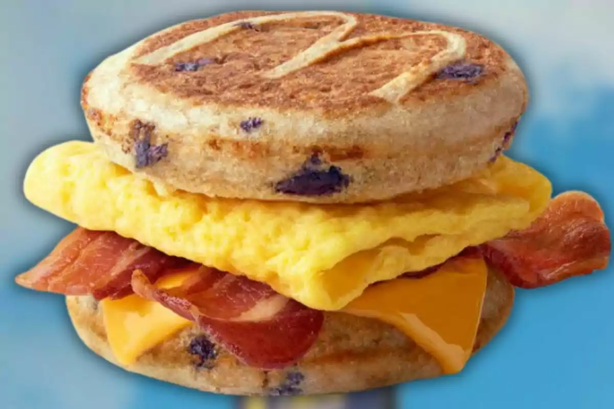 Entrepà d’esmorzar amb pa de muffin de nabius, ou, cansalada i formatge cheddar Entrepà d’esmorzar amb pa de muffin de nabius, ou, cansalada i formatge cheddar