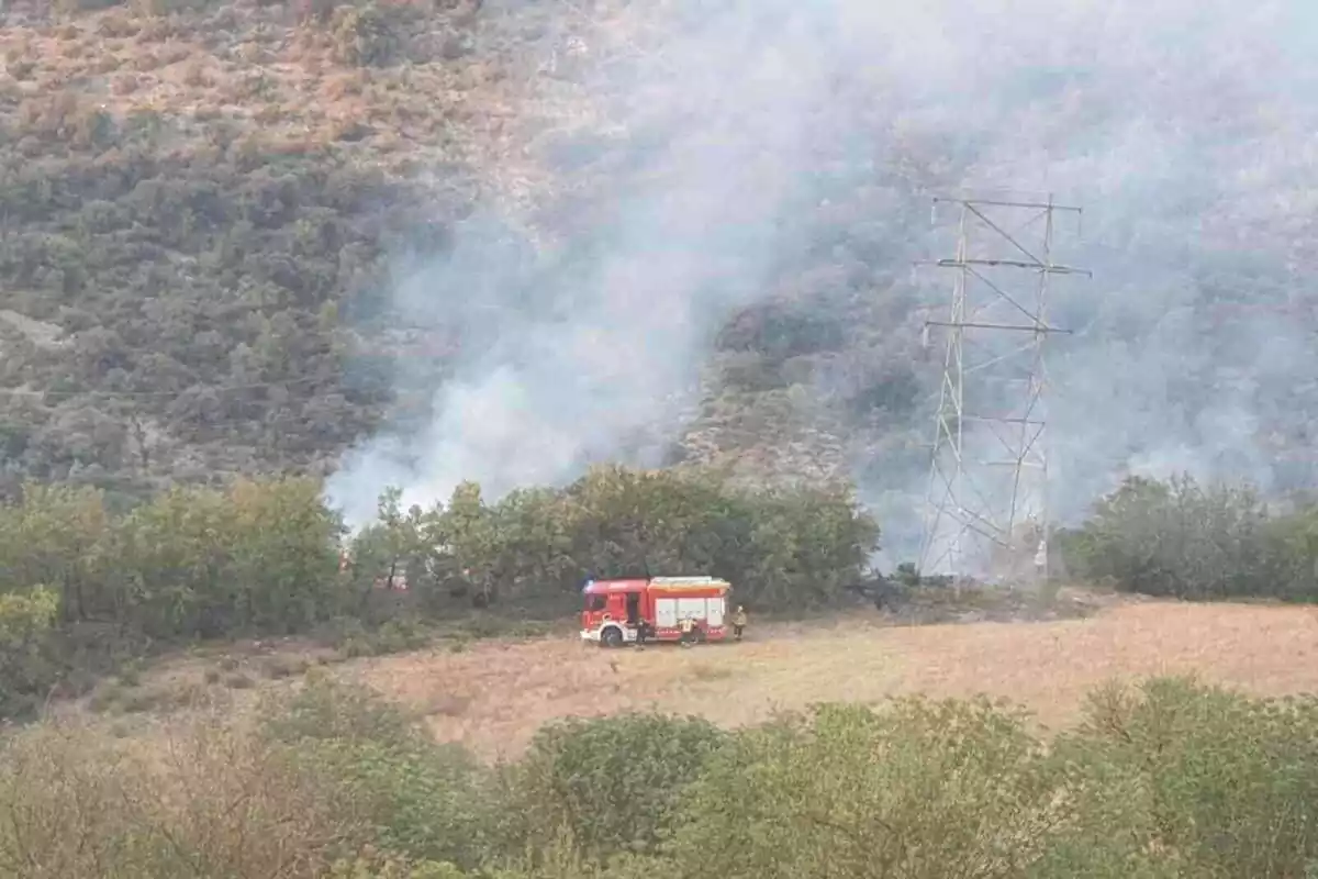 Imatge dels Bombers de la Generalitat operant en un incendi declarat a l'Anoia