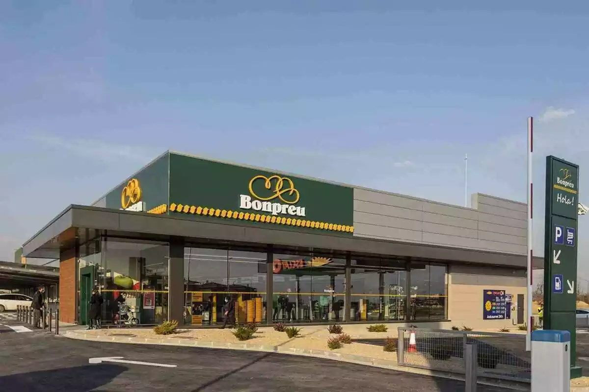 Imatge d'un supermercat de la firma Bonpreu on podeu veure l'espai des de l'exterior Imatge d'un supermercat de la firma Bonpreu on podeu veure l'espai des de l'exterior