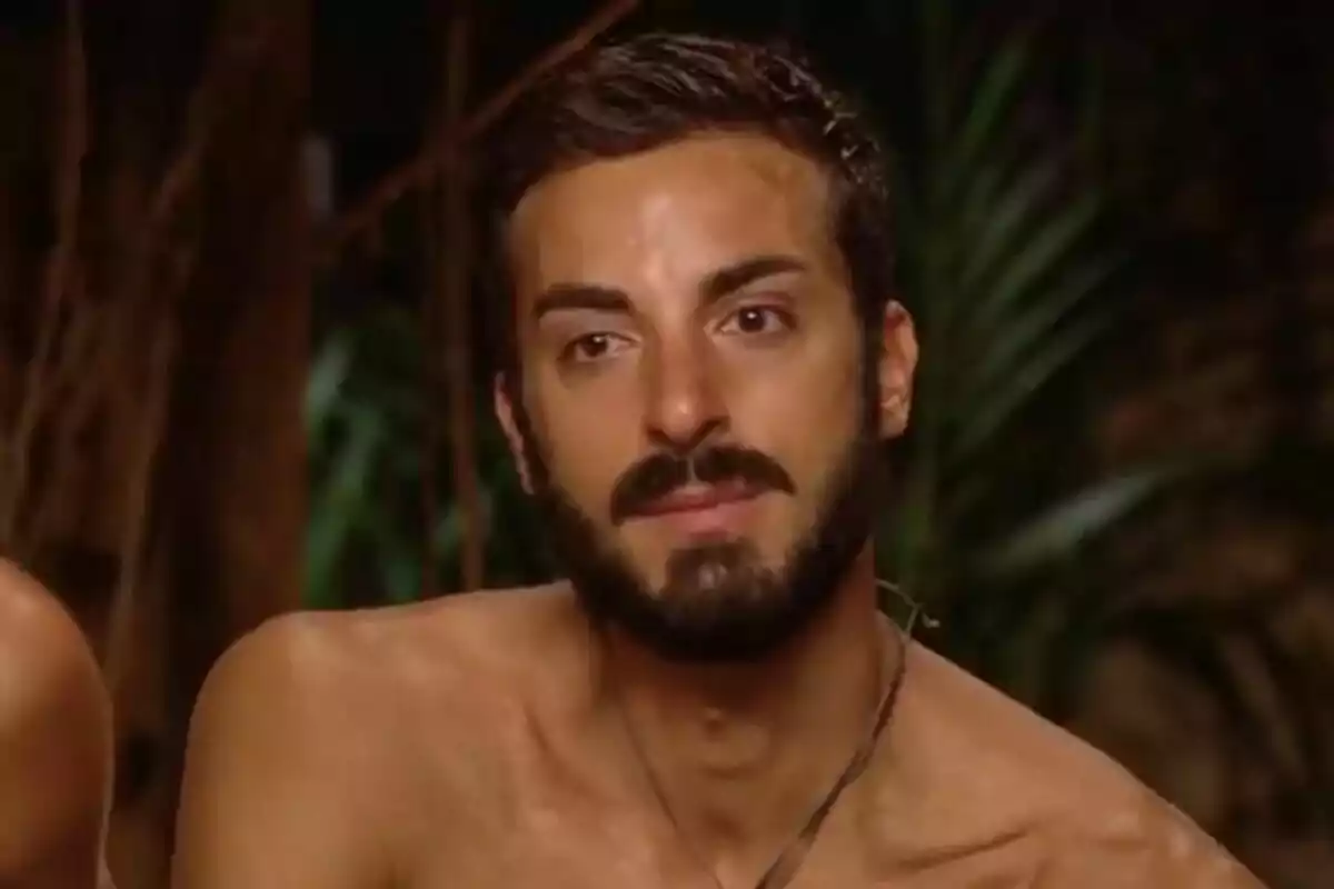 Borja González amb barba i cabell fosc està assegut en un entorn natural a Supervivientes. Borja González amb barba i cabell fosc està assegut en un entorn natural a Supervivientes.