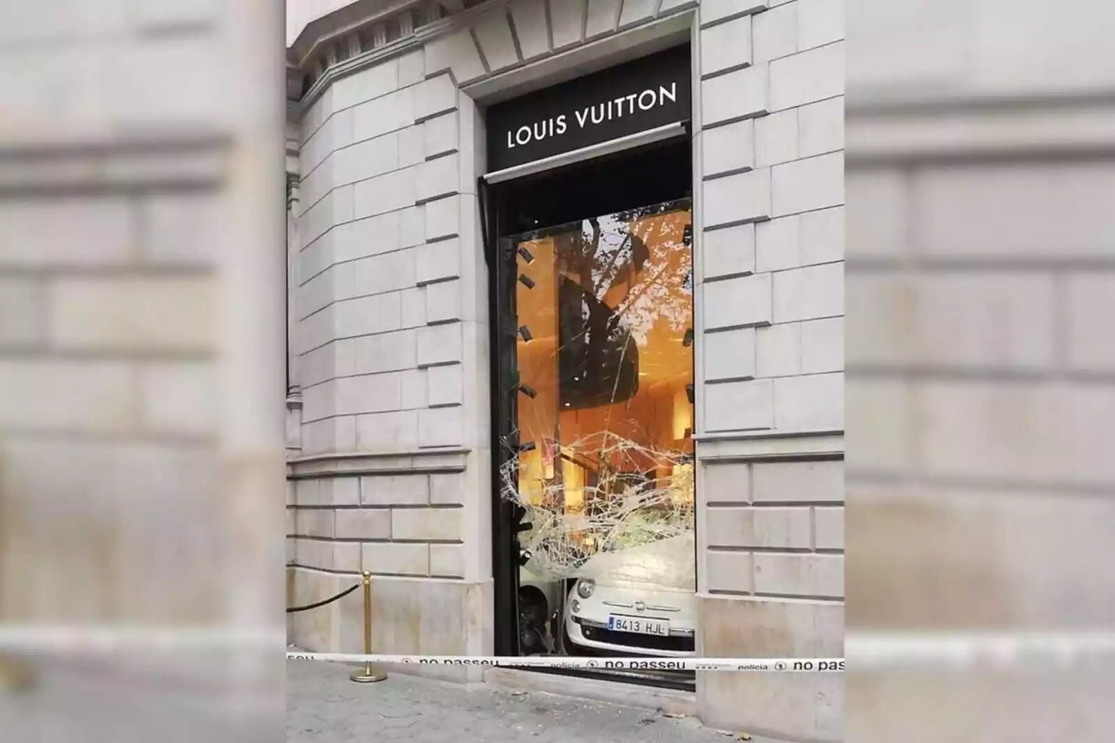 Envesteixen un cotxe a la botiga Louis Vuitton de Barcelona: foto  espectacular