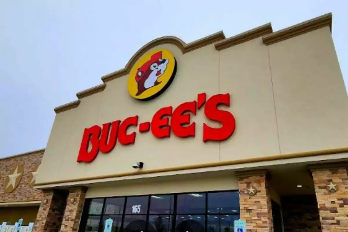 Façana d'una botiga Buc-ee's amb el seu logotip característic a la part superior. Façana d'una botiga Buc-ee's amb el seu logotip característic a la part superior.