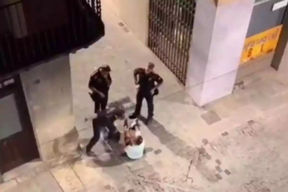 Imatge dels Mossos d'Esquadra agredint un home a Olot, Girona