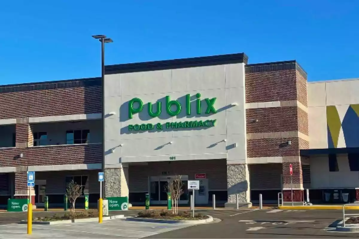 Façana d’una botiga Publix Food & Pharmacy amb rètol verd i aparcament al davant en un dia assolellat Façana d’una botiga Publix Food & Pharmacy amb rètol verd i aparcament al davant en un dia assolellat
