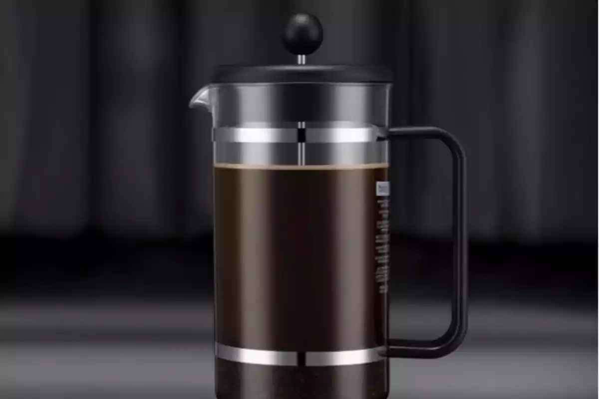 Una cafetera de premsa francesa amb un disseny elegant i modern, amb un fons fosc. Una cafetera de premsa francesa amb un disseny elegant i modern, amb un fons fosc.