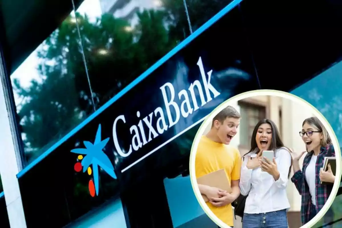 Un rètol de CaixaBank amb una imatge de tres persones joves mirant un telèfon mòbil amb expressions de sorpresa i alegria.