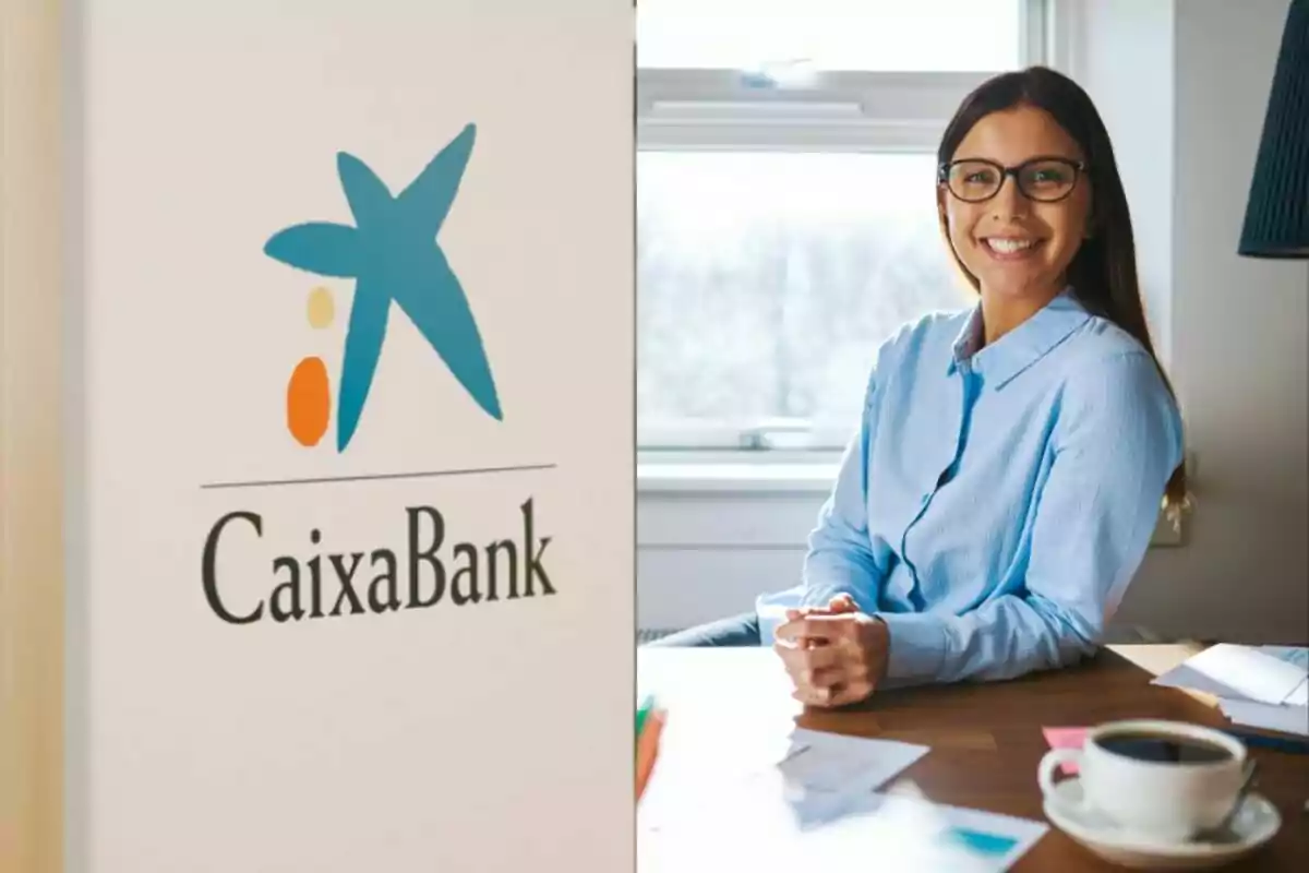 Una dona somrient amb ulleres i camisa blava asseguda en un escriptori amb una tassa de cafè, amb el logotip de CaixaBank visible a l'esquerra.