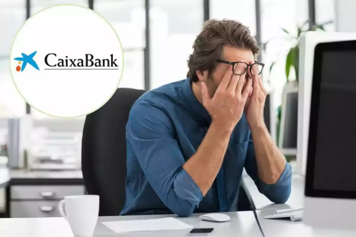 Home estressat en una oficina amb el logotip de CaixaBank a la cantonada superior esquerra.