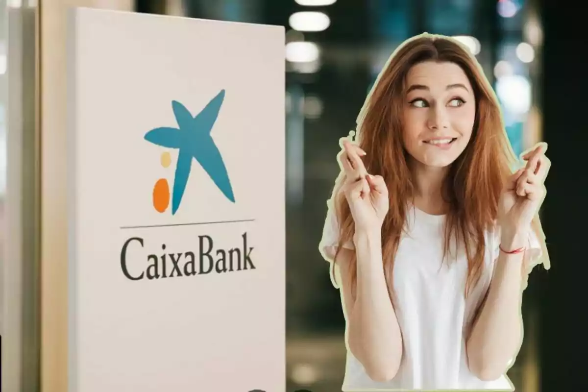 Una dona amb els dits creuats davant d'un cartell de CaixaBank.