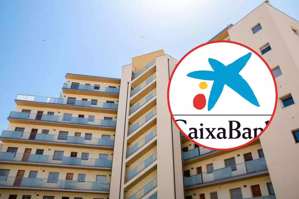 Muntatge del logo de CaixaBank damunt de la façana exterior d'un bloc de pisos