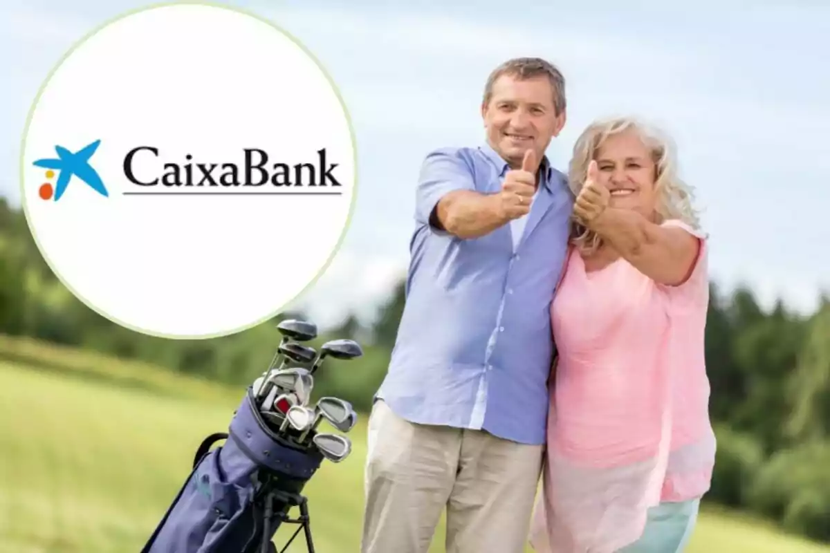 Una parella gran somrient amb els polzes cap amunt al costat d'un camp de golf i un logotip de CaixaBank.