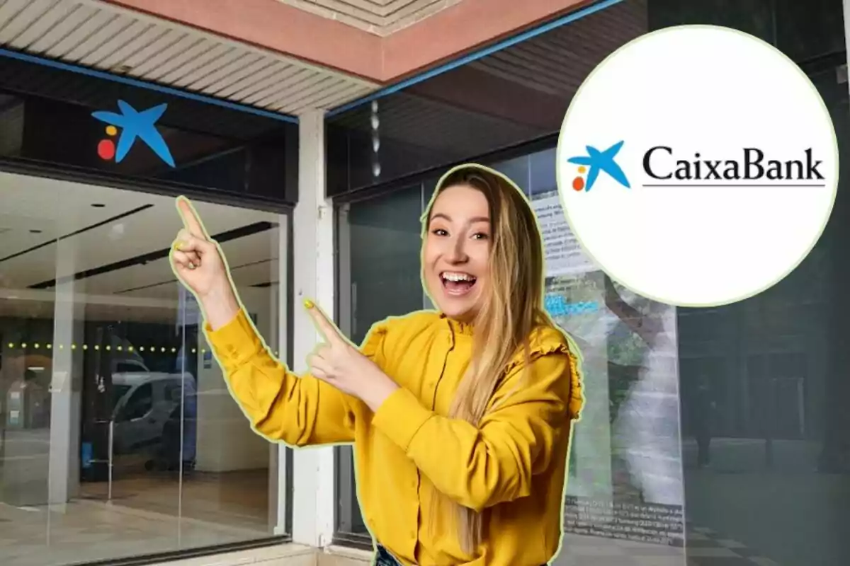 Una dona somrient amb una camisa groga assenyala cap al logotip de CaixaBank en una sucursal bancària.