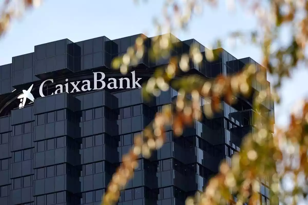 Imatge de la façana de l'edifici de Caixabank amb el cartell del logotip de l'empresa Imatge de la façana de l'edifici de Caixabank amb el cartell del logotip de l'empresa