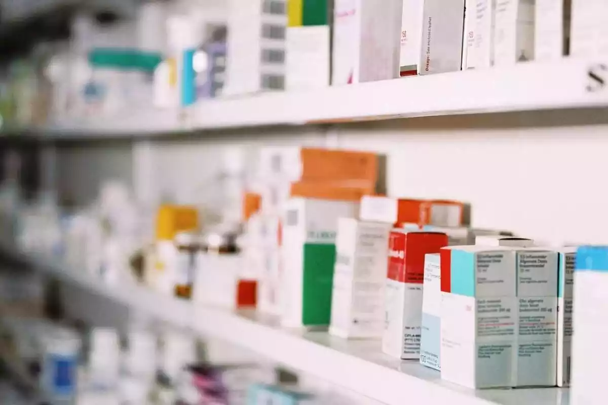 Caixes de diversos medicaments en una farmàcia